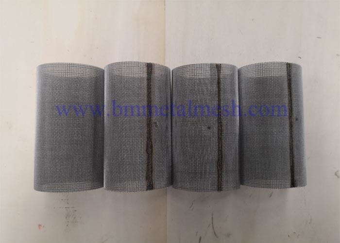 How is the mesh and aperture of the metal filter cartridge calculated?
